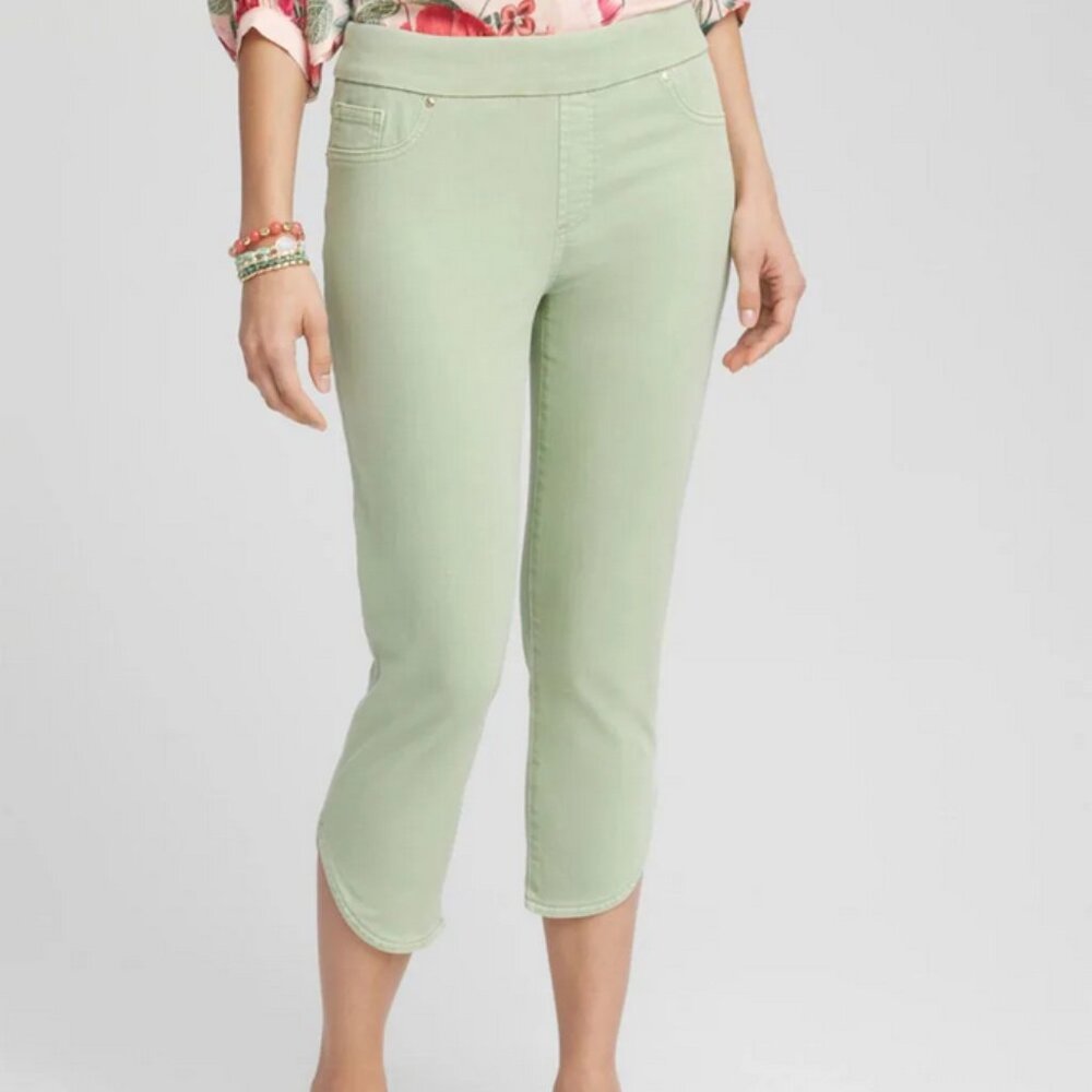 Chico's Pull-On Dolphin-Hemmed Capri Jeans size 1